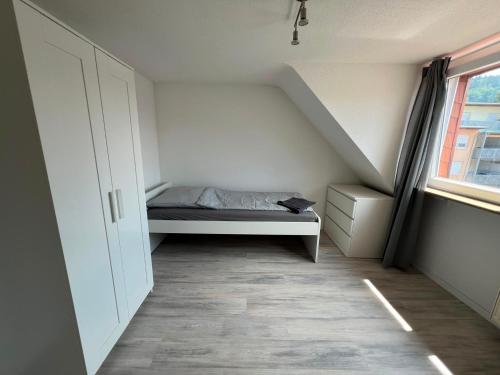 a small room with a bed and a window at Monteurunterkunft Mosbach in Mosbach