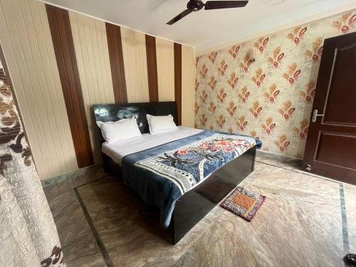 a bedroom with a bed in a room at Kaushalya River View in Solan