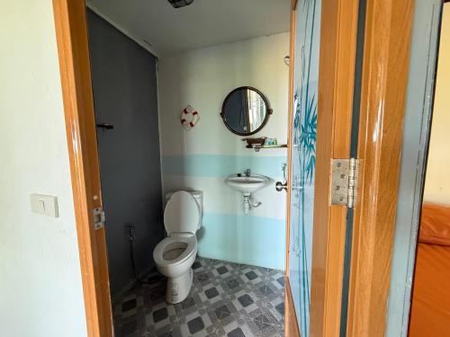 a bathroom with a toilet and a sink at Baan Plai Laem resort Koh Paluay in Koh Phaluai