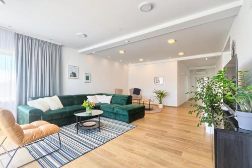 Villa Enigma BD 6 with pool ,Parking, BBQ, replax