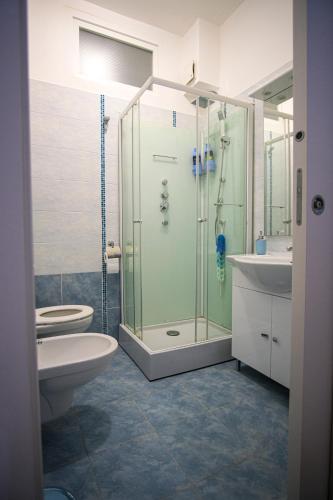 a bathroom with a shower and a toilet and a sink at Casa di Sofia vicino Ospedale e Grotte in Castellana Grotte