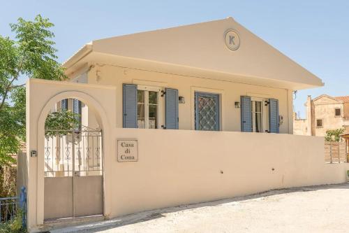 a house with a white fence and a gate at Casa di Cona Lourdas in Lourdata