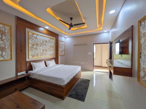 a bedroom with a bed and a ceiling fan at Sambhariya Bagh Resort in Kānota