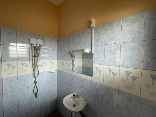 a bathroom with a toilet and a sink in it at Les Résidences CICA in Ouidah