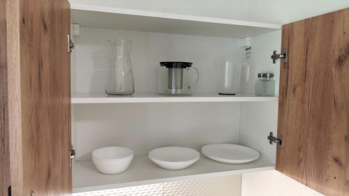 a cupboard with two bowls and a blender at Apartmán pro 2 osoby, Bukovany B3 in Sokolov