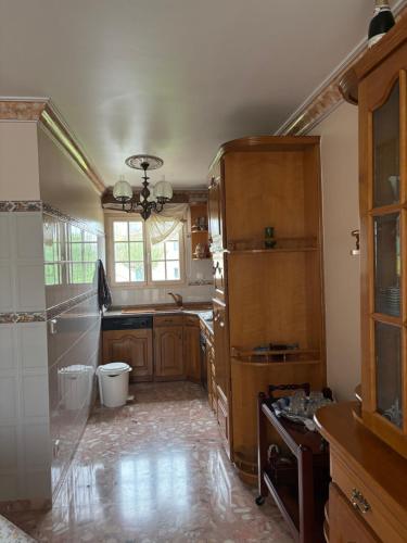 a kitchen with wooden cabinets and a ceiling at SERRA e MAR in Murtais