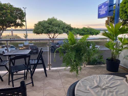 a patio with a table and chairs and a view of a parking lot at Hotel Xingu in Altamira