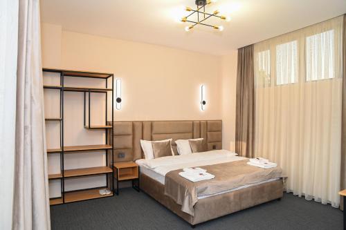 una camera d'albergo con un letto e una finestra di Rubin Hotel a Goris