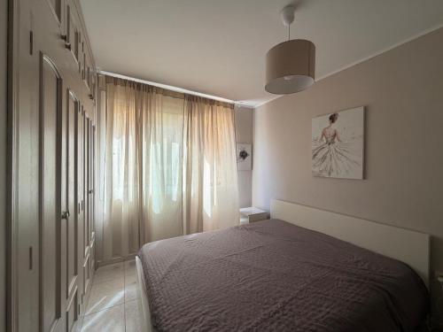 a bedroom with a bed and a window at Apartamento Pargue Tropical in Los Cristianos