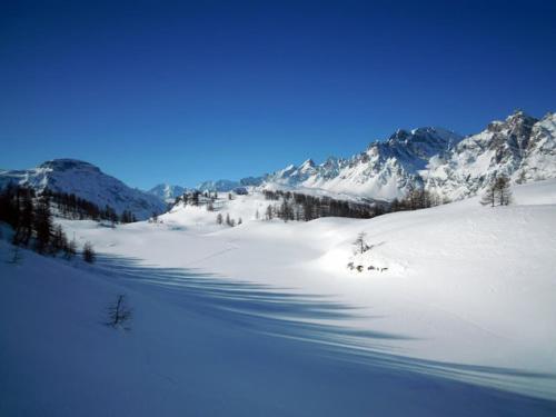 a snow covered mountain range with mountains in the background at Affittacamere Ca' Fattorini in Baceno