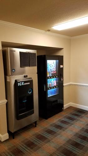 Habitación con máquina de hielo y TV. en Chelsea Inn, en San Francisco