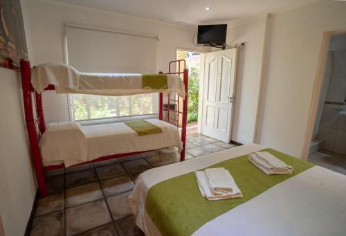 a room with two bunk beds and a bathroom at Hotel y Spa Termas del Este in Federación