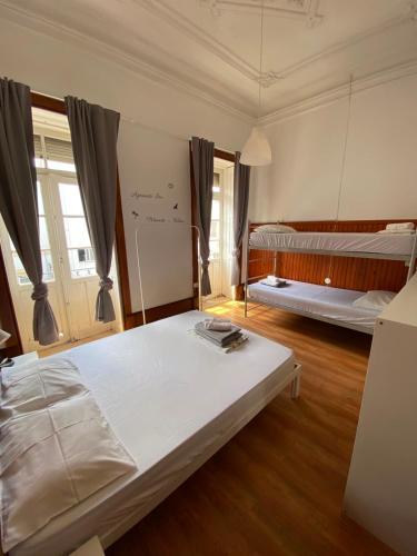 a bedroom with two beds in a room at Rota Ria Alojamento Local in Aveiro