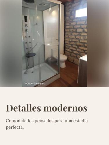 ein Badezimmer mit Glasdusche und WC in der Unterkunft Maderobeach1 in Máncora