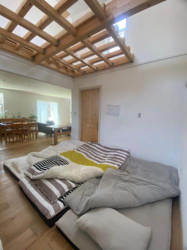a large bed in a room with a table at Magical Skate Casa in Wakayama