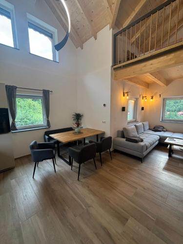 a living room with a table and a couch at SchiScho's Lodge in Sankt Kathrein am Offenegg