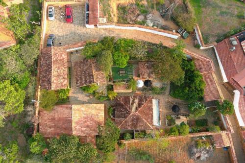 an overhead view of a house with a yard at Cabaña Los Colibries in Barichara