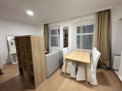 ein Wohnzimmer mit einem Tisch und einem Schreibtisch in der Unterkunft Whisper Studio in Lębork