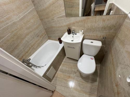 ein Badezimmer mit Toilette, Badewanne und Waschbecken in der Unterkunft Whisper Studio in Lębork
