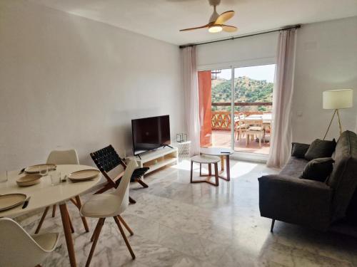 Reserva Rooftop Retreat 2BR Penthouse with Private Rooftop, 2 Pools, Parking & AC