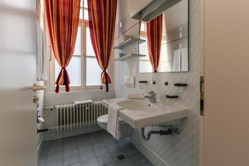 a bathroom with a sink and a window at Villa Widder - Boutiquehotel in Staatsbad Brückenau