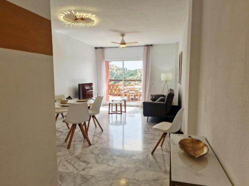 Reserva Rooftop Retreat 2BR Penthouse with Private Rooftop, 2 Pools, Parking & AC