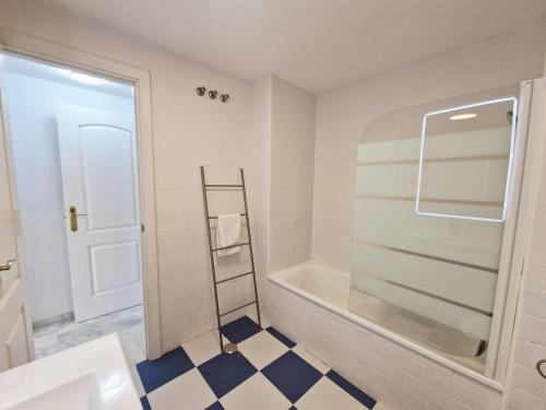 Reserva Rooftop Retreat 2BR Penthouse with Private Rooftop, 2 Pools, Parking & AC