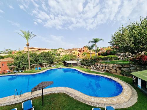 Reserva Rooftop Retreat 2BR Penthouse with Private Rooftop, 2 Pools, Parking & AC