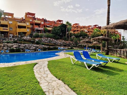 Reserva Rooftop Retreat 2BR Penthouse with Private Rooftop, 2 Pools, Parking & AC