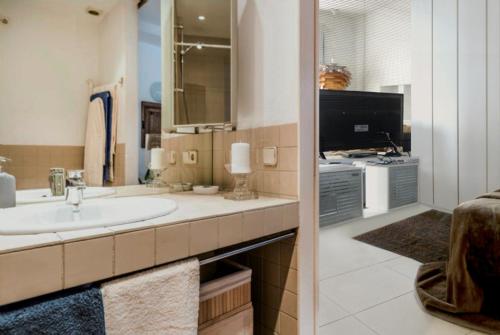 a large bathroom with a sink and a kitchen at Chueca Apartment in Madrid