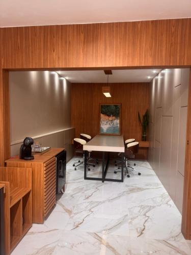 an office with a conference room with a table and chairs at Office-Stay in Casimiro de Abreu