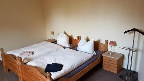 A bed or beds in a room at Hotel Deutsches Haus Francop