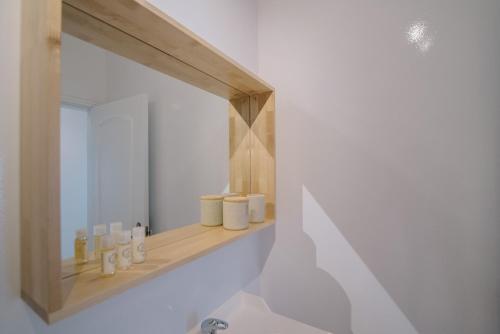 オリョンにあるCasa do Jardimのバスルームの棚に鏡