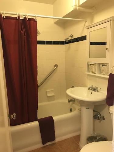 Un baño de Mayflower Hotel