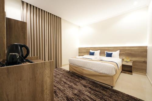 a hotel room with a bed and a television at فندق النخبة البلاتيني - Platinum Elite Hotel in Medina
