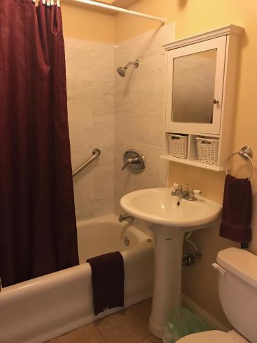 Un baño de Mayflower Hotel