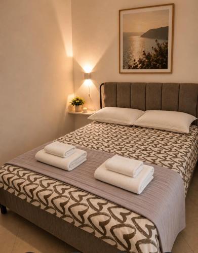 a bedroom with a bed with two towels on it at Apartment in Salerno Centro in Salerno