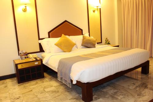 Ένα ή περισσότερα κρεβάτια σε δωμάτιο στο Seeharaj Hotel