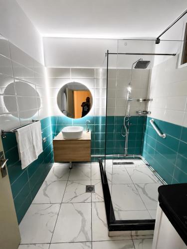 a bathroom with a sink and a mirror at Maison élégance in Tizi Ouzou