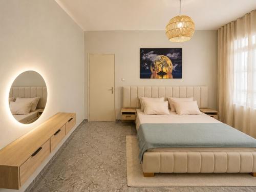 a bedroom with a bed and a mirror at Maison élégance in Tizi Ouzou