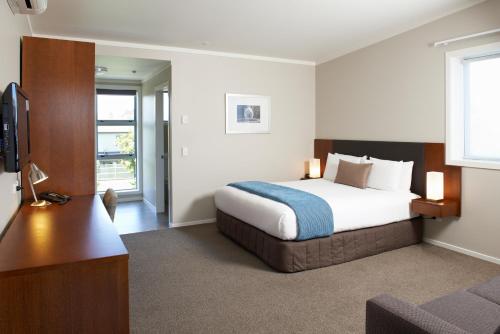 a hotel room with a bed and a television at Argent Motor Lodge in Hamilton