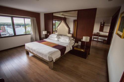 Posteľ alebo postele v izbe v ubytovaní Seeharaj Hotel