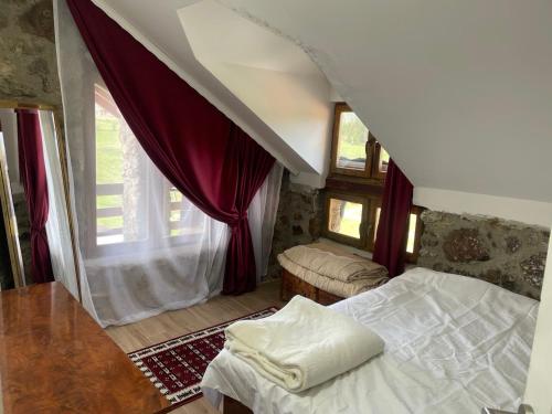 a bedroom with a bed and a window at Villa e Zanës in Boge