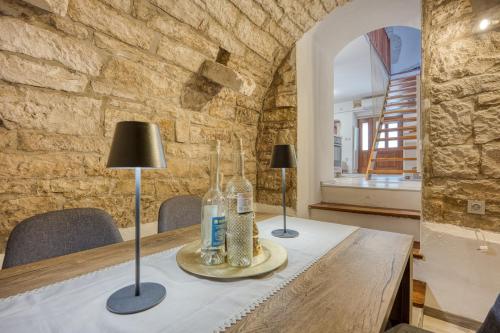 a table with two lamps on top of it at Holiday House Ante in Žminj
