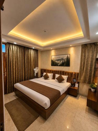 ein Schlafzimmer mit einem großen Bett in einem Zimmer in der Unterkunft PiNE&PEAK in Shimla