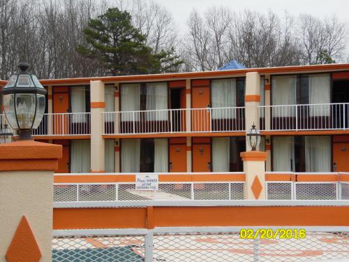 Rodeway Inn & Suites Greensboro Southeast tesisinde bir balkon veya teras