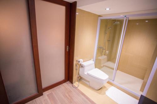 Ένα μπάνιο στο Seeharaj Hotel