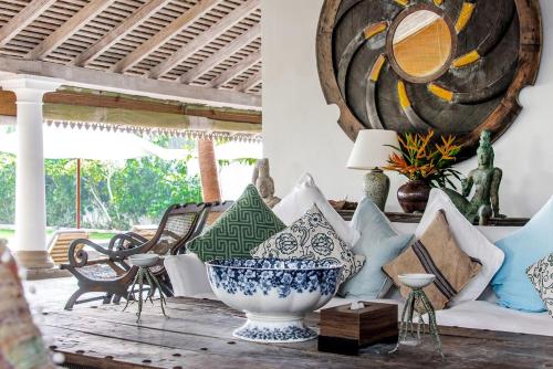 Ruang duduk di Samudra Beach Villa