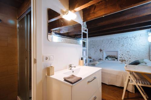Airbhouse Private Rooms & Apartments