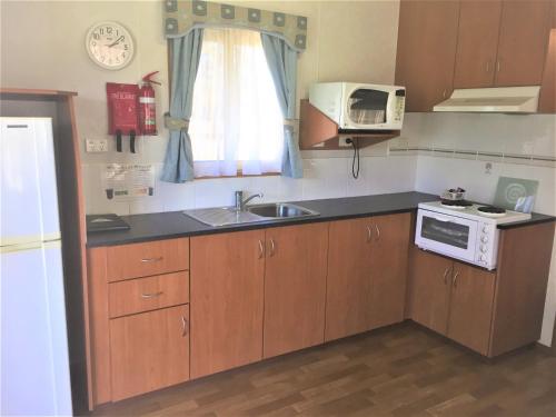 Una cocina o zona de cocina en Junee Tourist Park